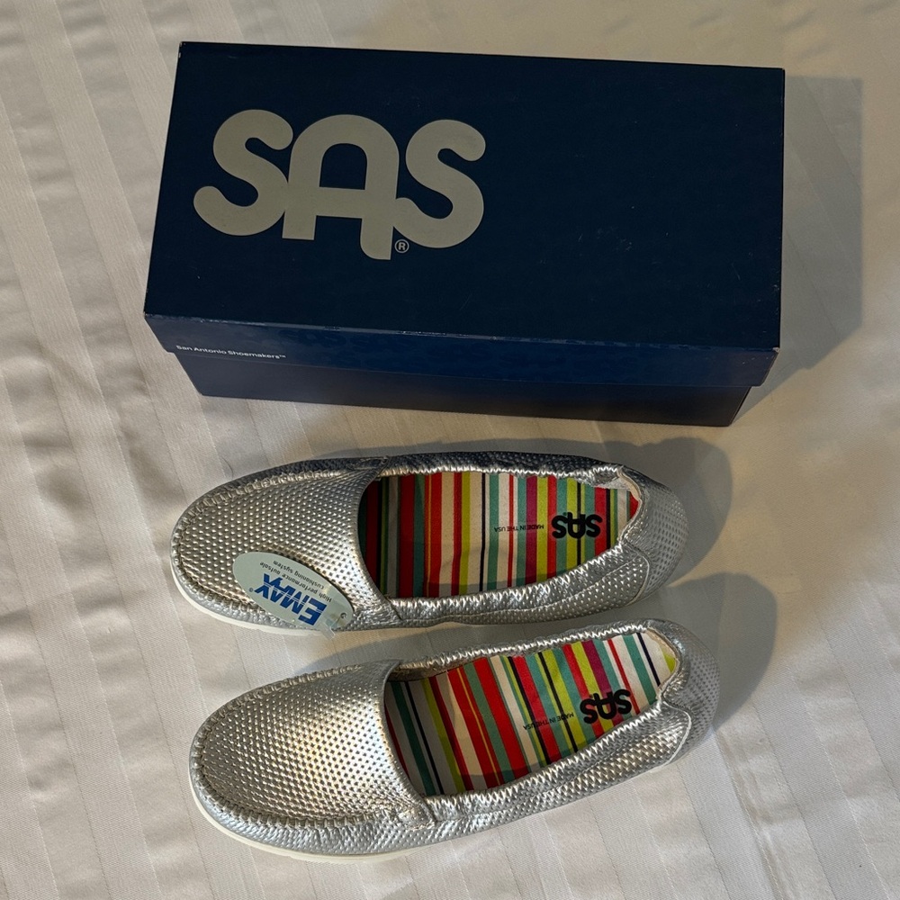 Brand new SAS Silver “Sunny” Flats in wide width